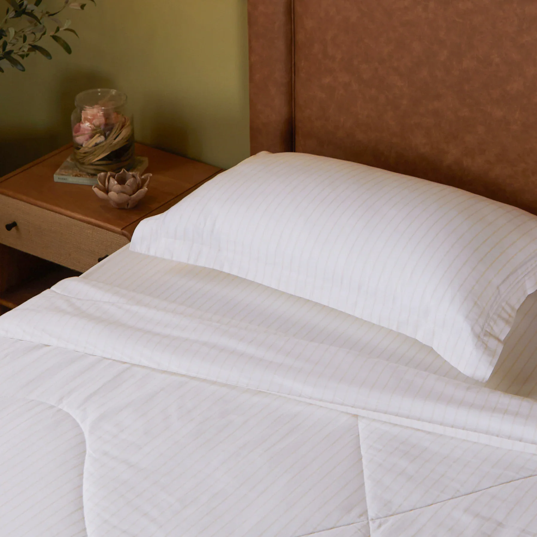 Bloomshire Classic | Everyday Charm Printed 120GSM Reversible Comforter-Beige - Image 2