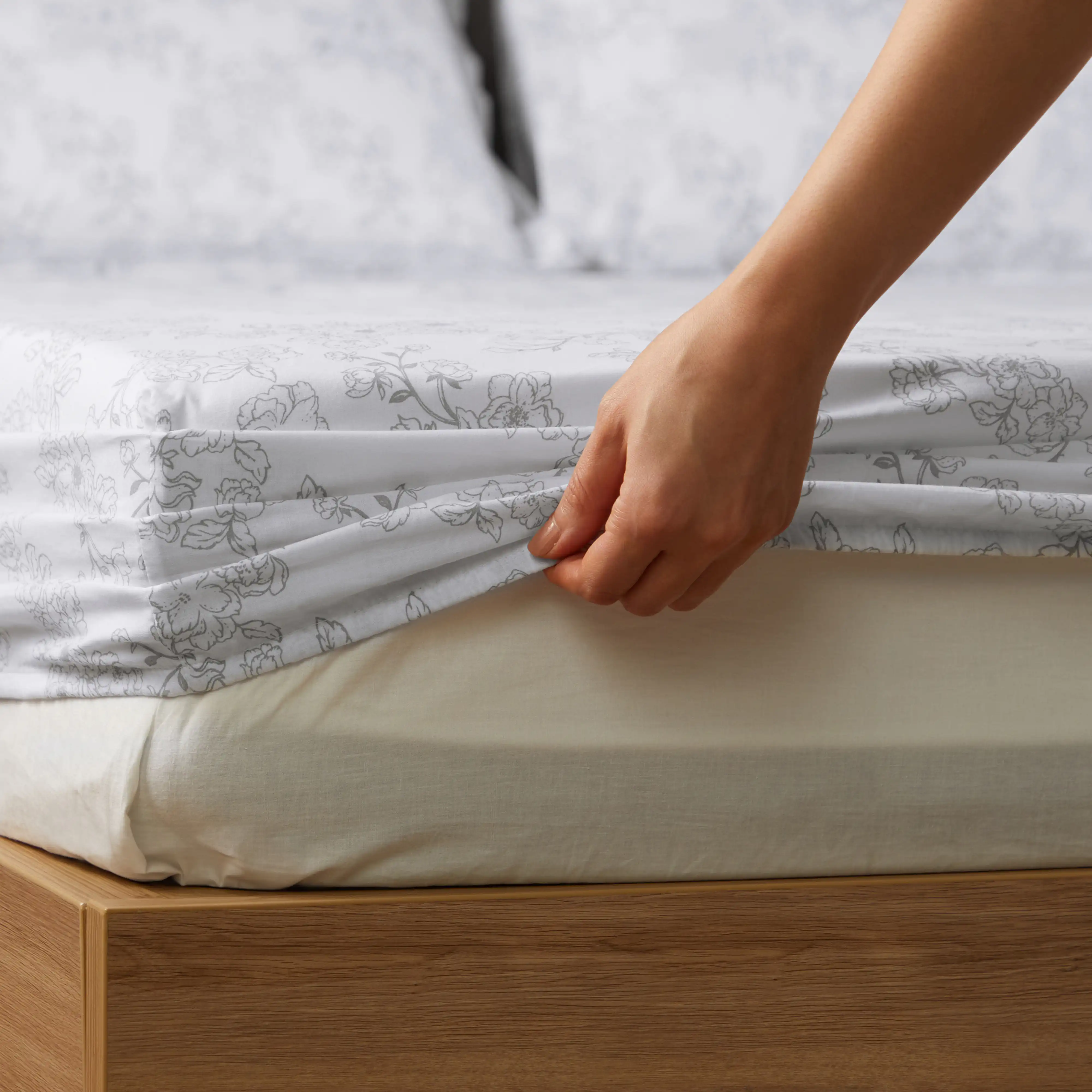 Bloomshire Classic | Everyday Charm Printed Cotton Fitted Sheet Set-Grey - Image 4