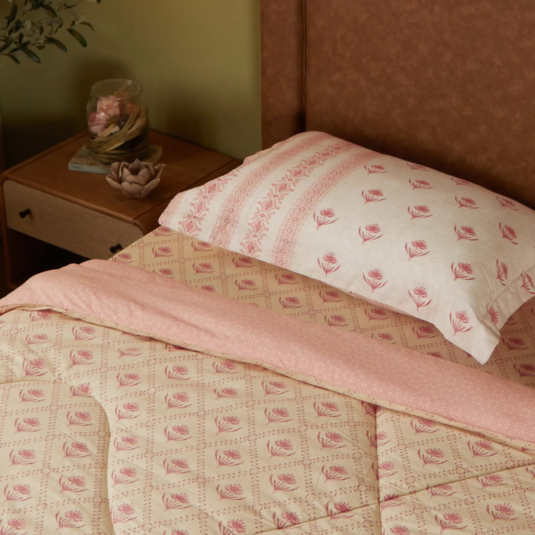 Chippa Lane | Contemporary Indian Print Design 120GSM Reversible Comforter-Red - Image 2