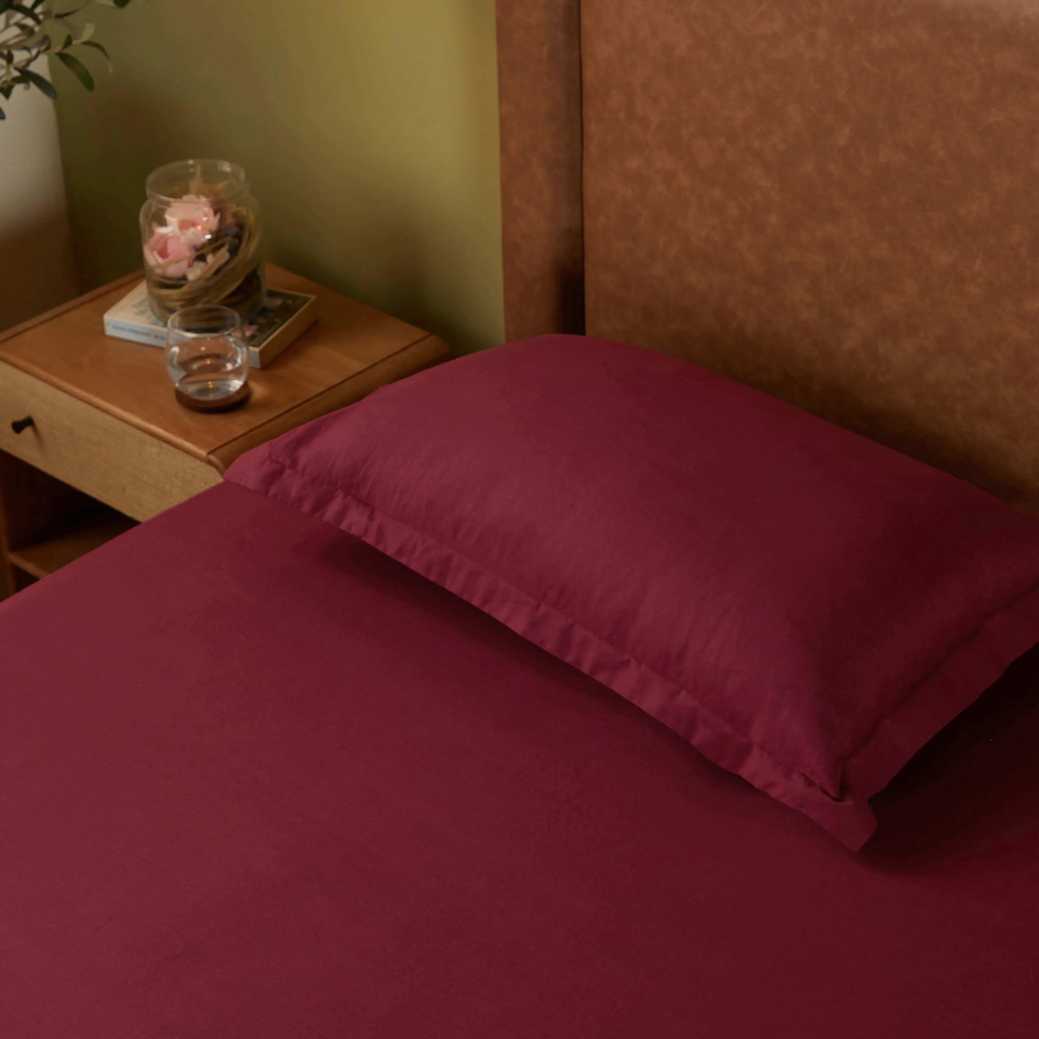Paleto | Everyday Hues Solid Dyed Cotton Bedsheet Set-Windsor Wine - Image 2